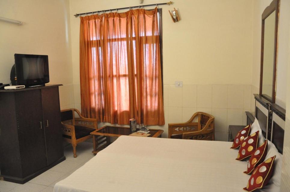 Hotel Surya Palace Chandigarh Exterior photo